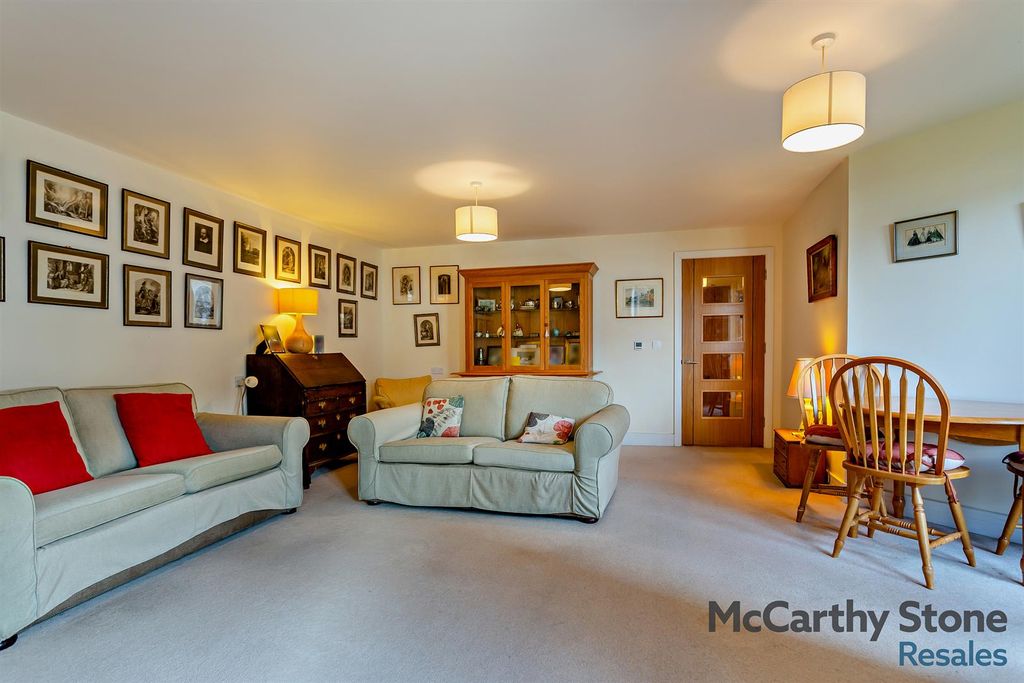 Property photo 3 of 19 Lounge