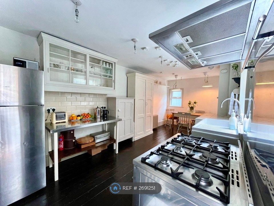 Property photo 3 of 21 Kitchen