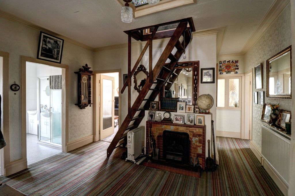 Property photo 3 of 29 Hallway 1.2