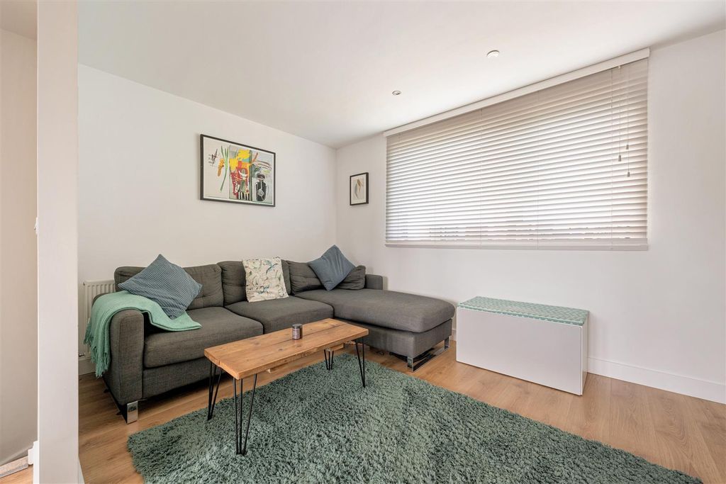 Property photo 3 of 29 Parade Gardens, E4