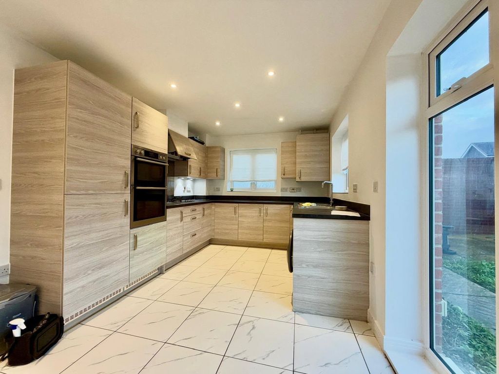 Property photo 2 of 10 Kitchen