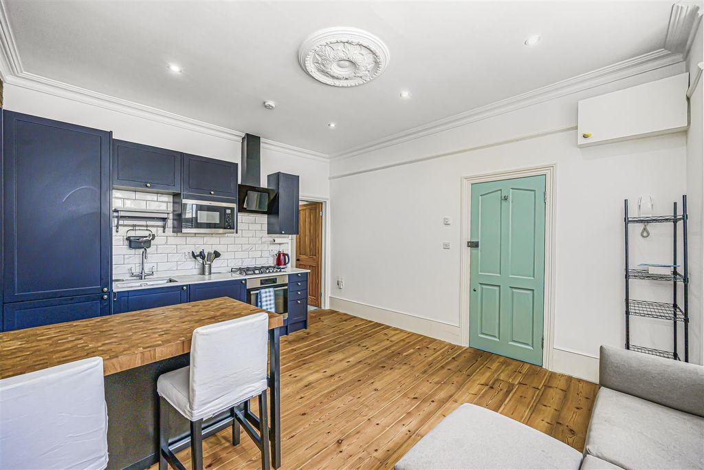 Property photo 3 of 13 Flat 4 76 Wood Street-3.Jpg