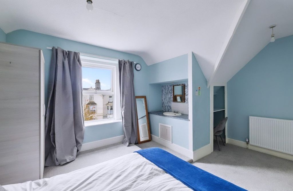 Property photo 1 of 7 Room 6