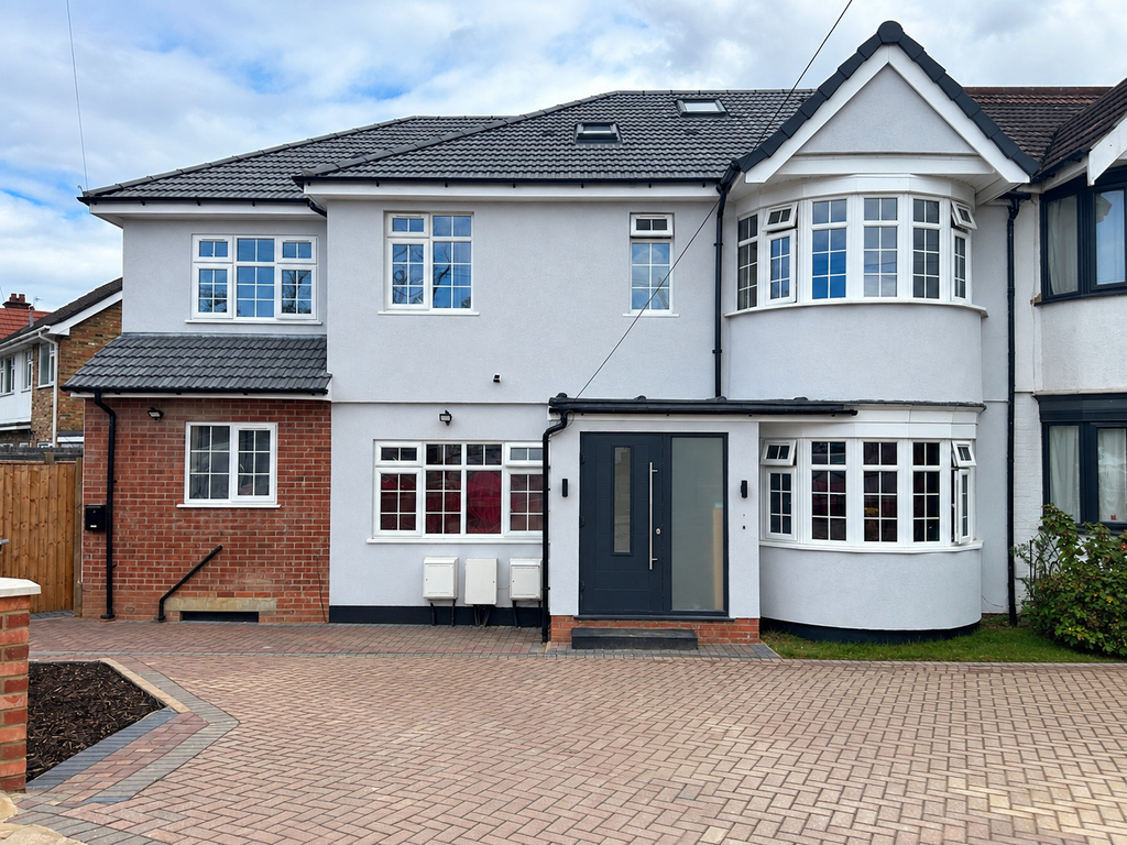 Property photo 1 of 13 Clean Modernised Semi-Detached House Front
