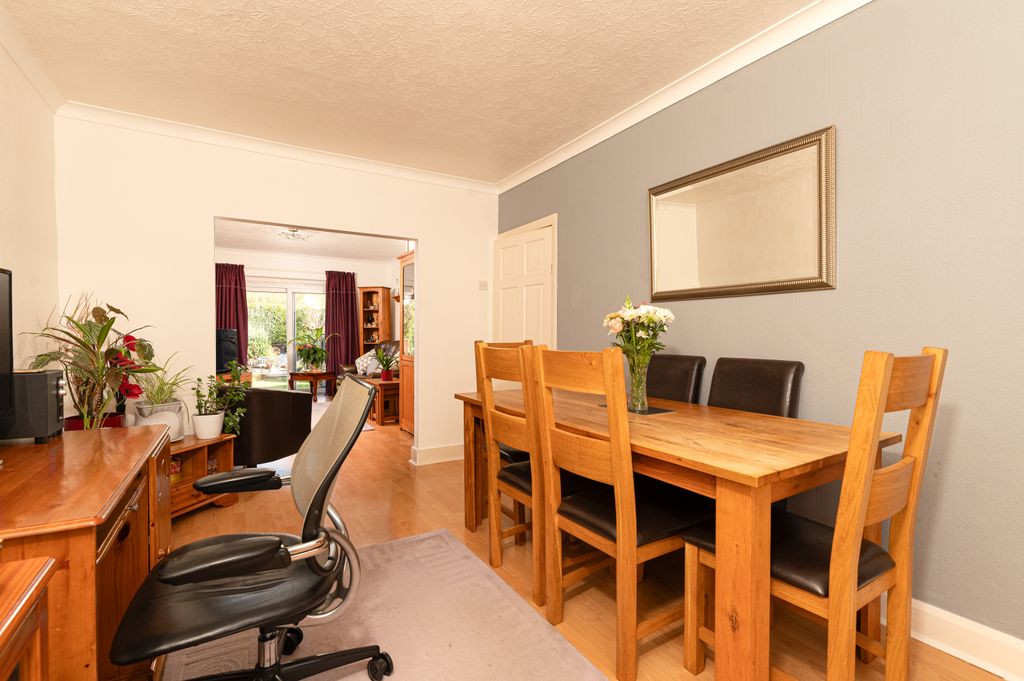 Property photo 3 of 29 75 Teddington Grove 002