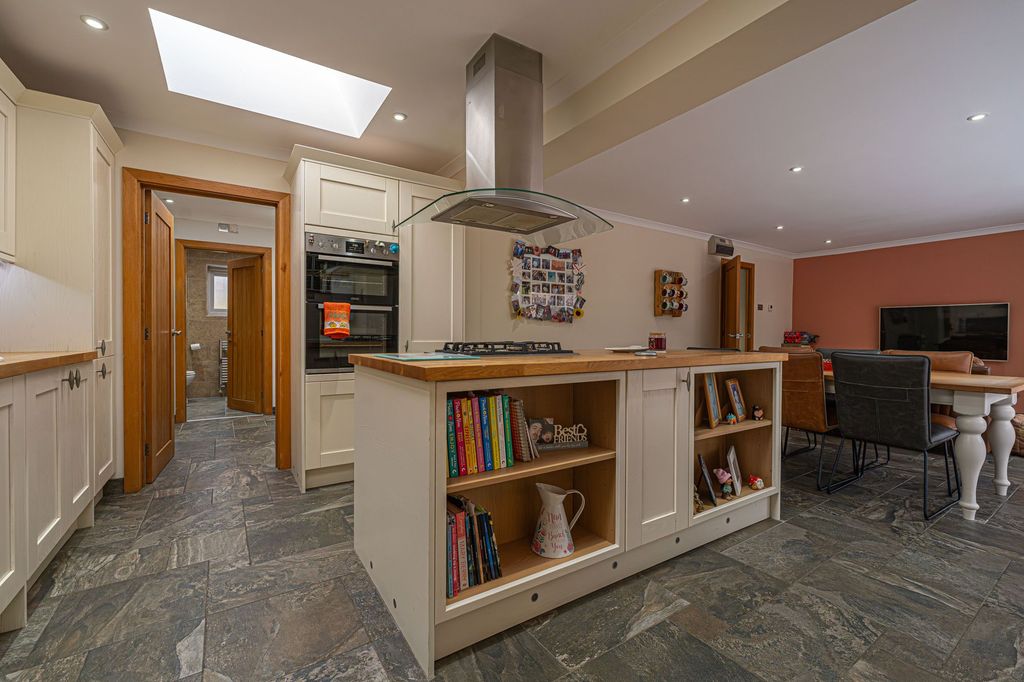 Property photo 2 of 33