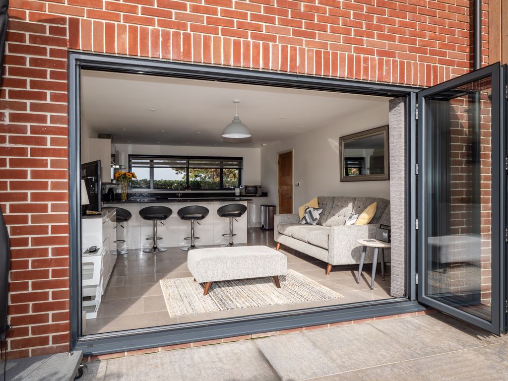 Property photo 3 of 22 1Baldwinclose-33