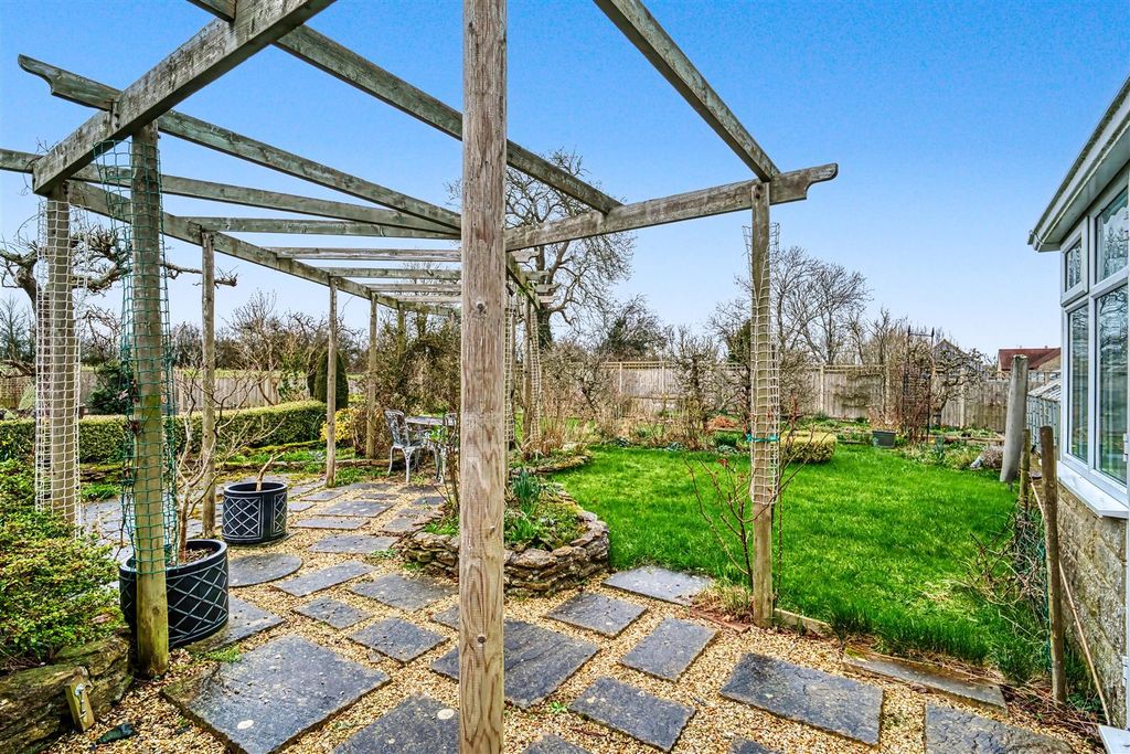 Property photo 3 of 11 Garden