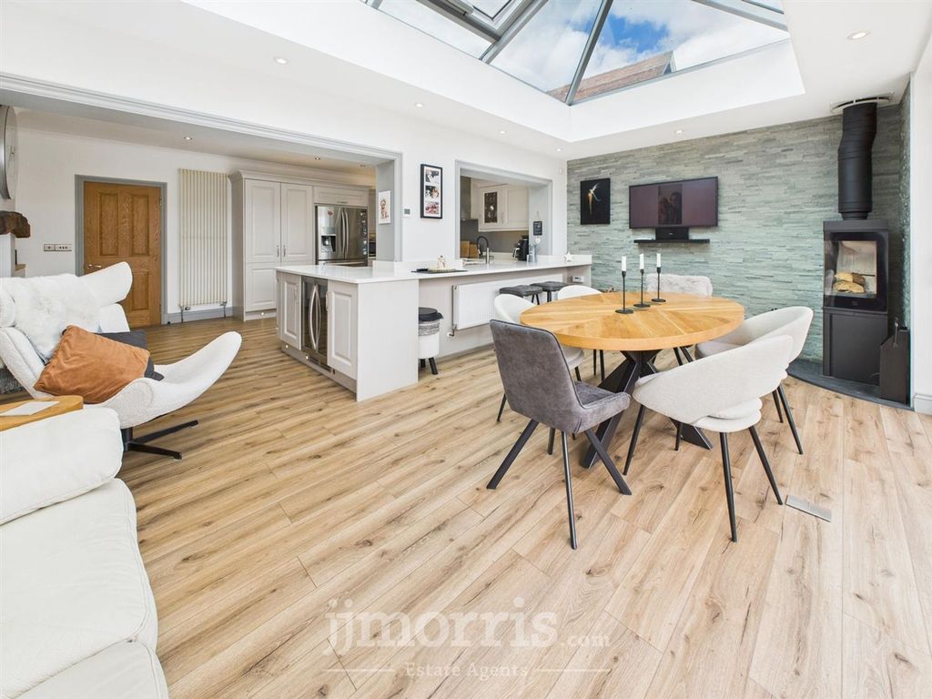 Property photo 3 of 37 Cam05297G0-Pr0034-Still025.Jpg