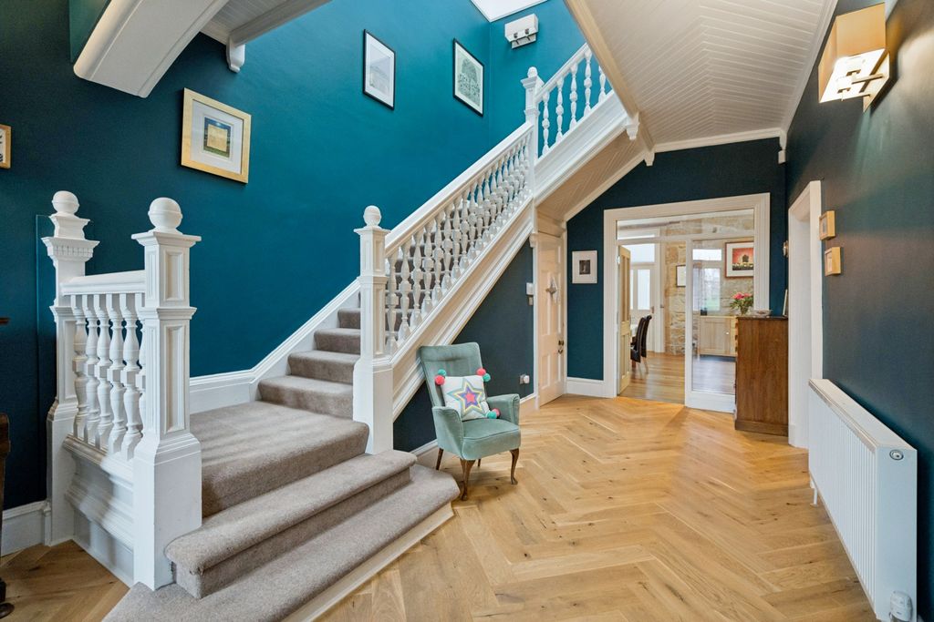 Property photo 2 of 31
