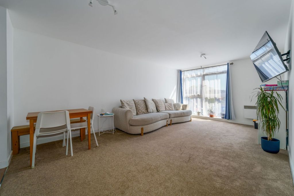 Property photo 2 of 8