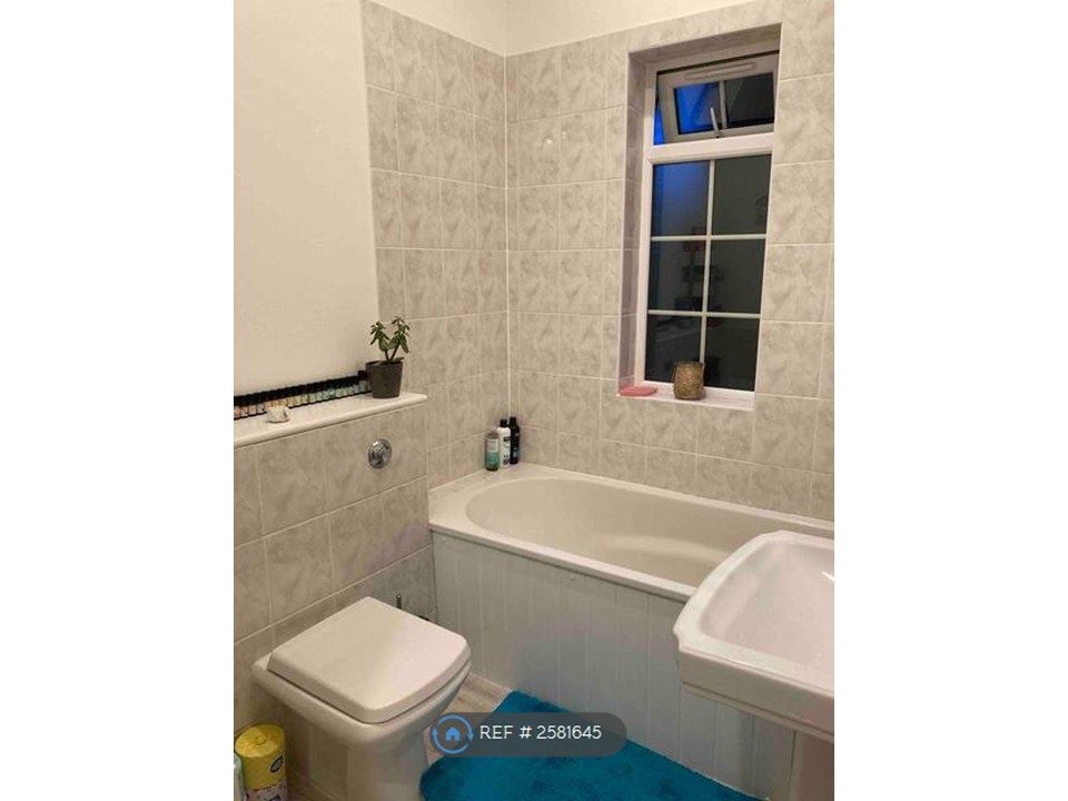 Property photo 2 of 9 Bathroom