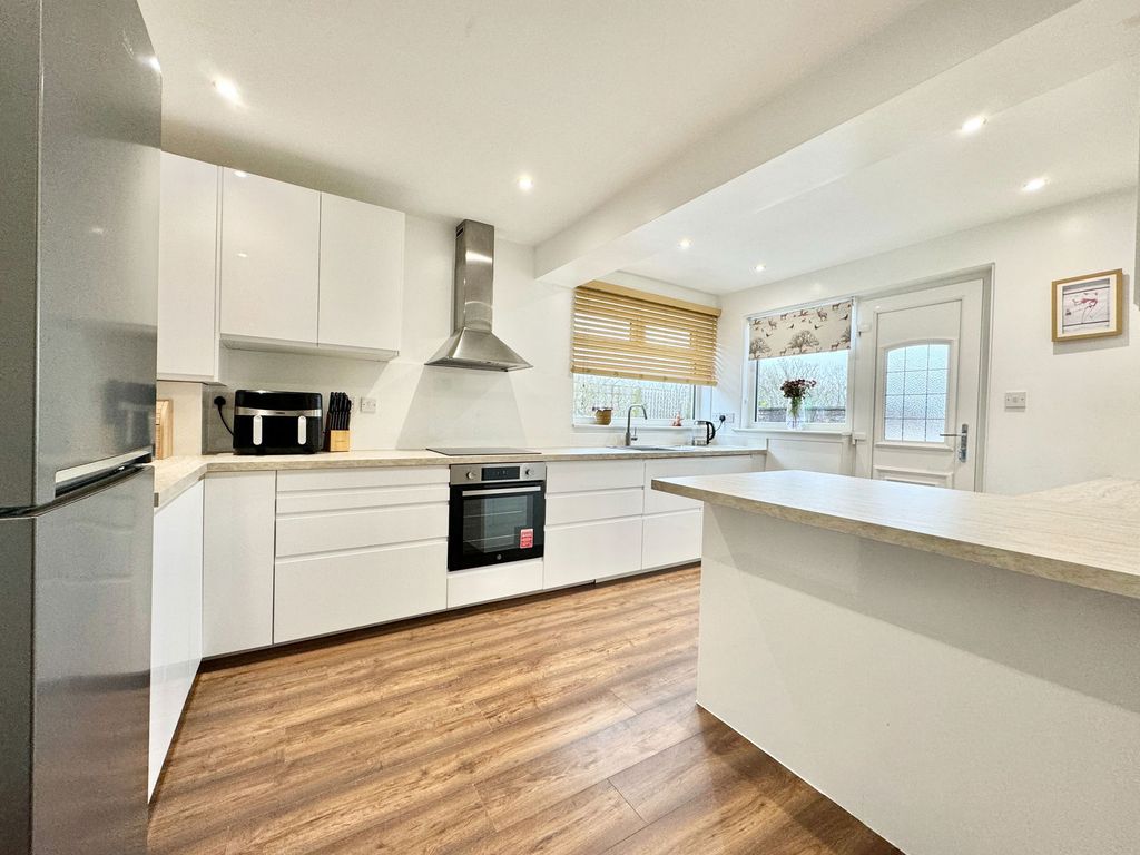 Property photo 2 of 32