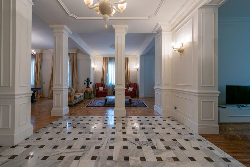 Property photo 2 of 40