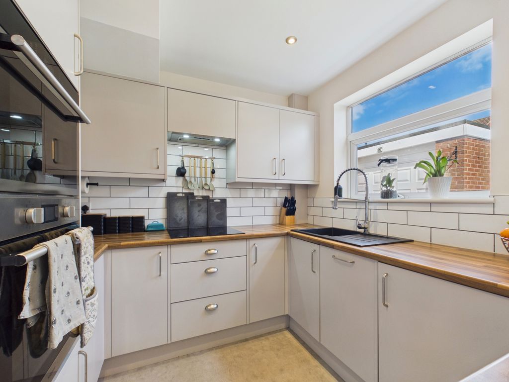 Property photo 3 of 16 Kitchen