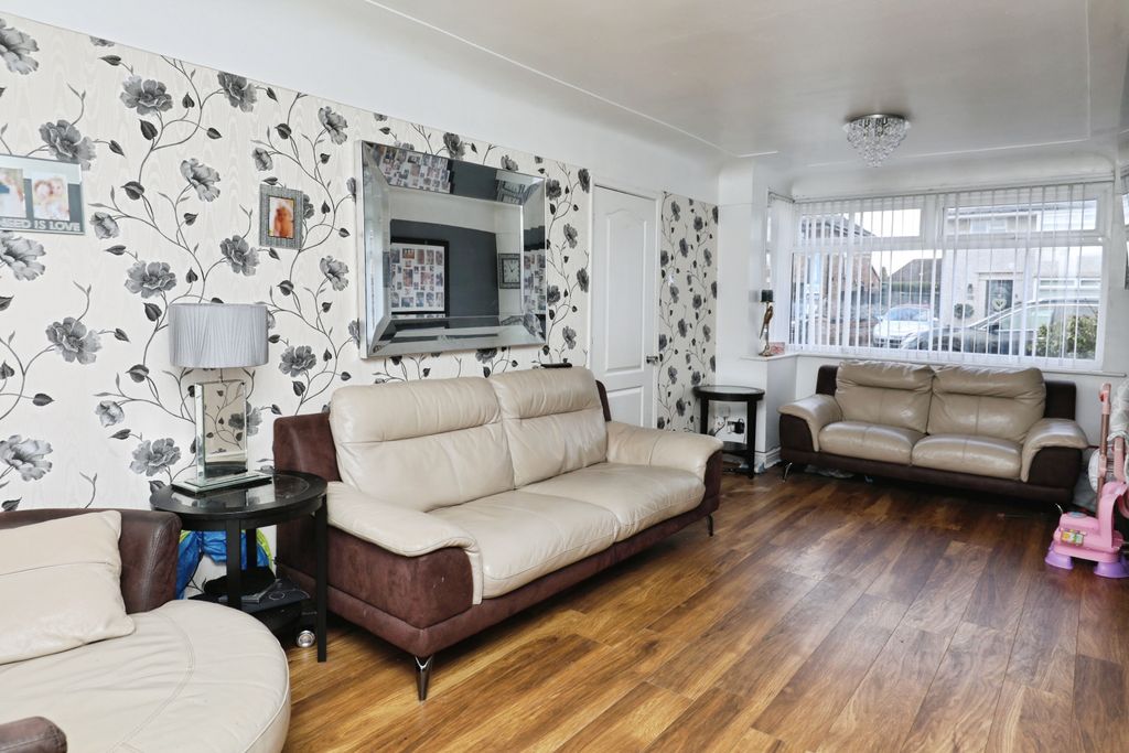 Property photo 3 of 15 Lounge