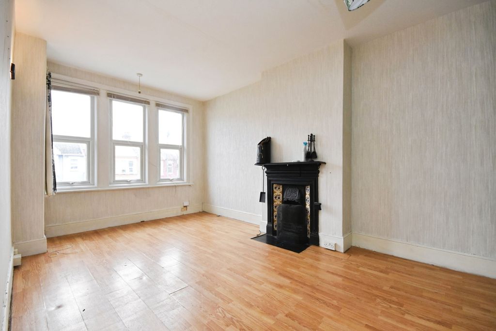 Property photo 2 of 12 Lounge