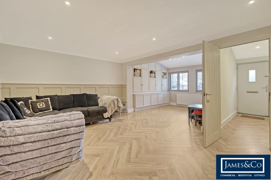 Property photo 2 of 18 26Waldgroomse