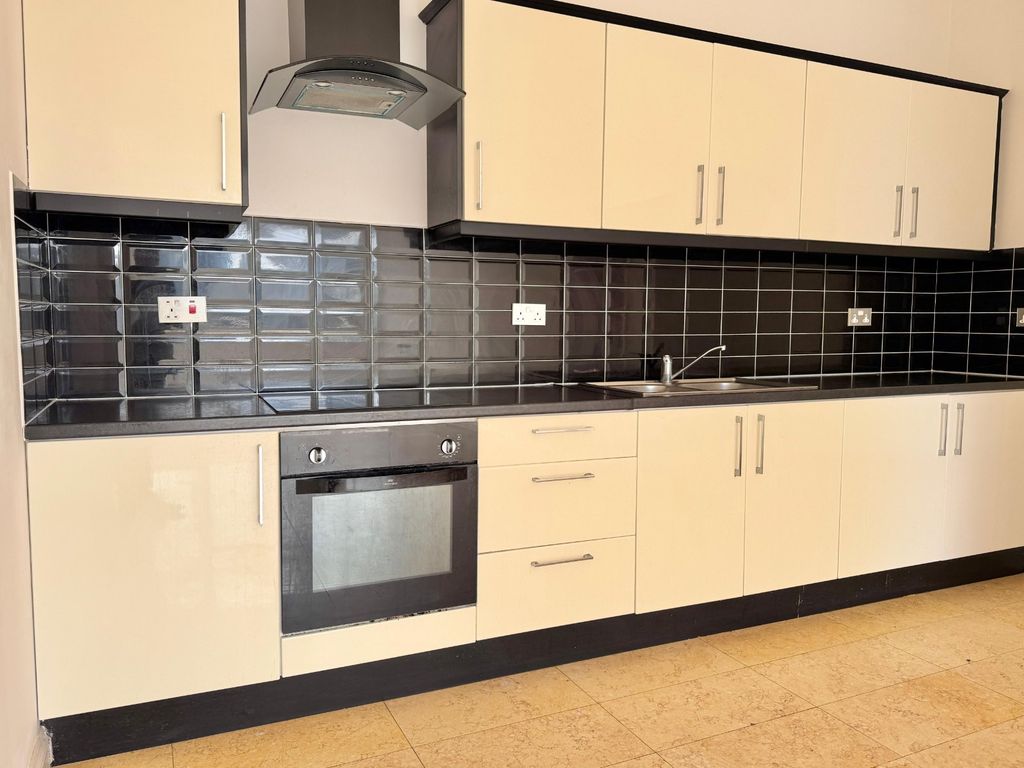 Property photo 3 of 10 Kitchen
