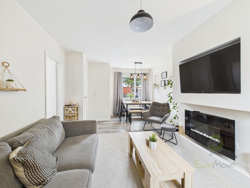 Property photo 3 of 17 Lounge 2