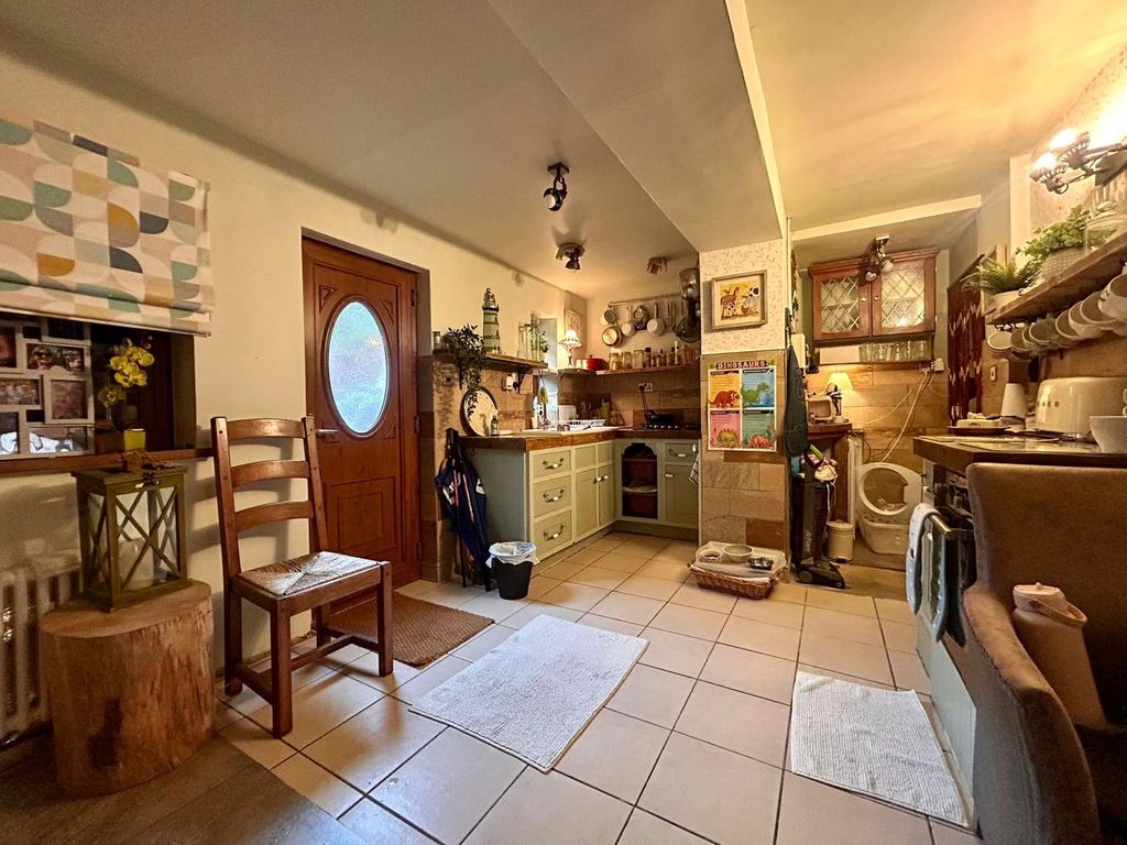 Property photo 2 of 18 Kitchen 3