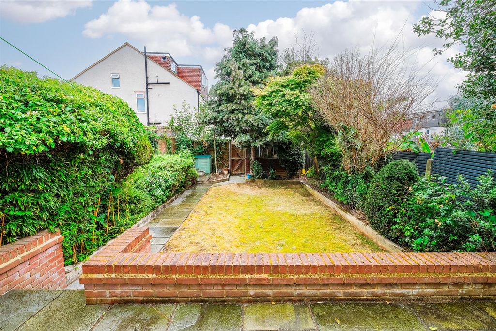 Property photo 3 of 31 87 Woodford Road-25.Jpg