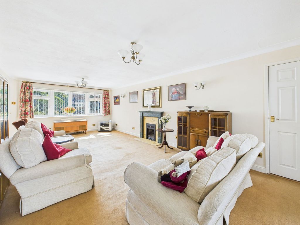 Property photo 2 of 34 Lounge