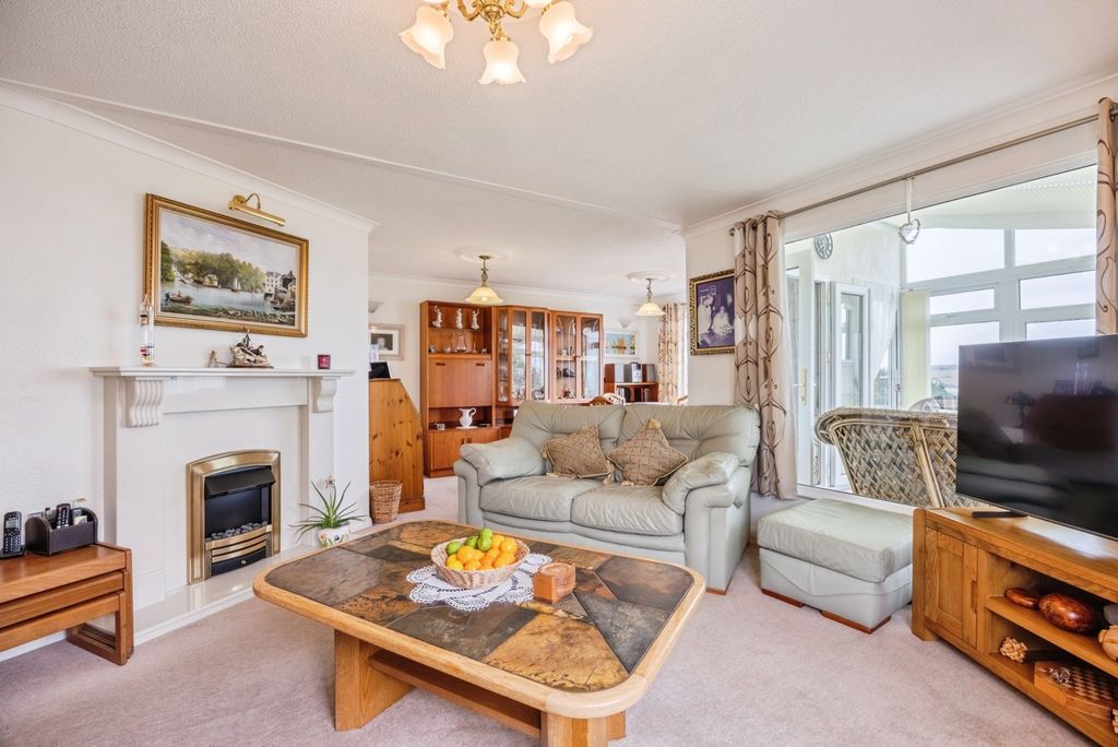 Property photo 3 of 17 Living Room