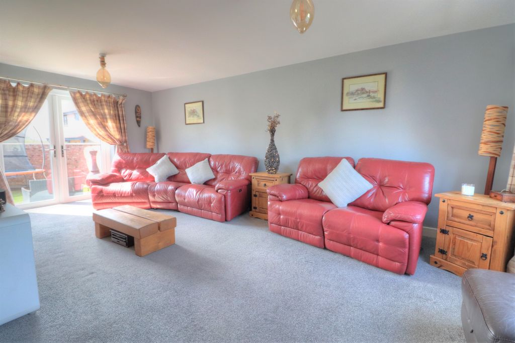 Property photo 3 of 25 Lounge 2