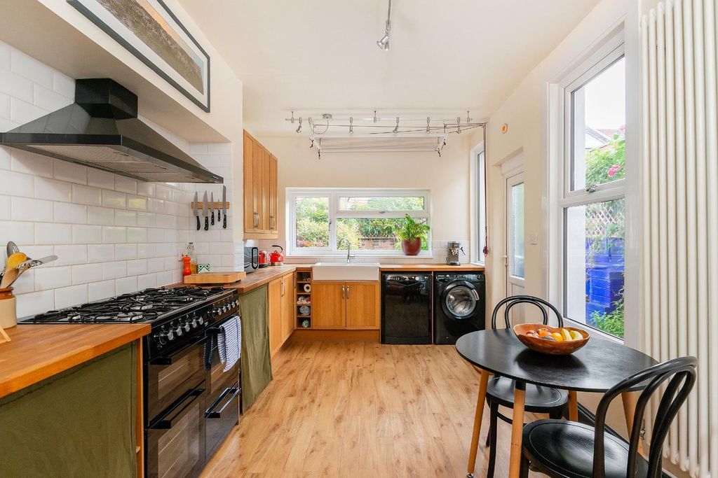Property photo 3 of 34 2D7Rgk - Kitchen D.Jpg
