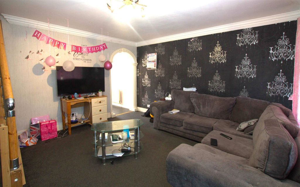 Property photo 2 of 8 Lounge