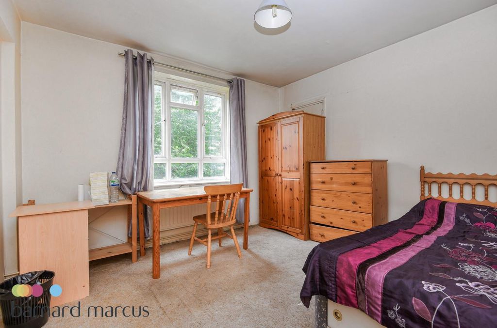 Property photo 2 of 6 Bedroom