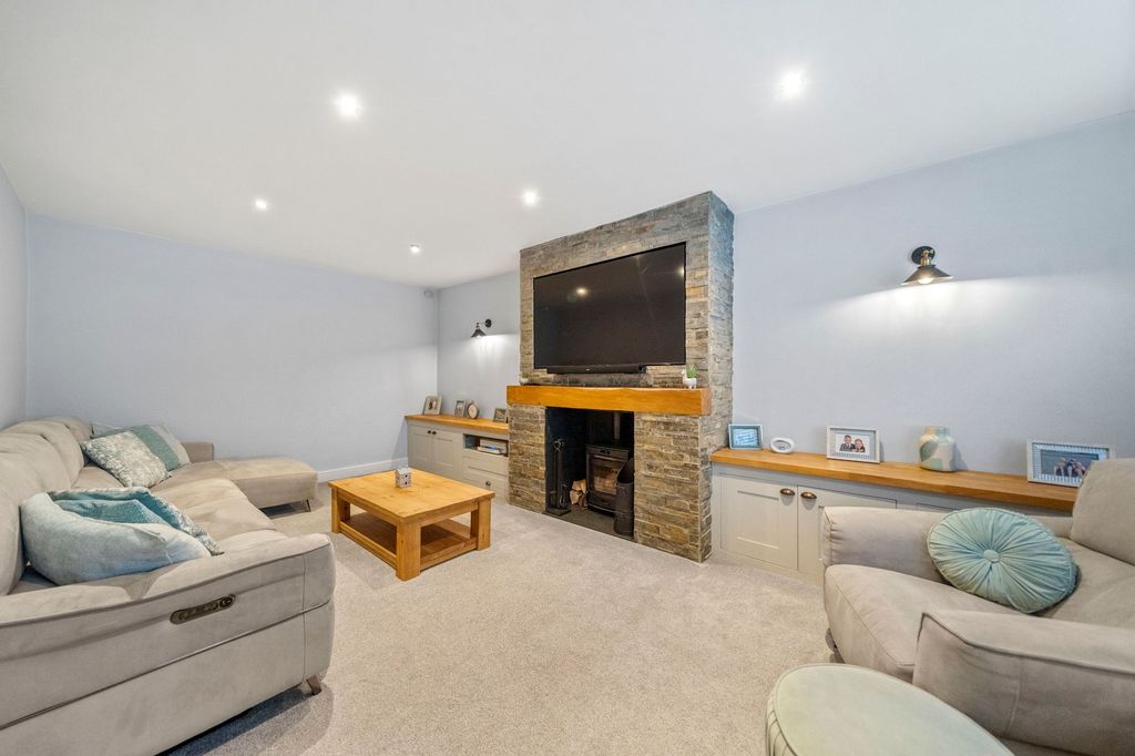 Property photo 2 of 28