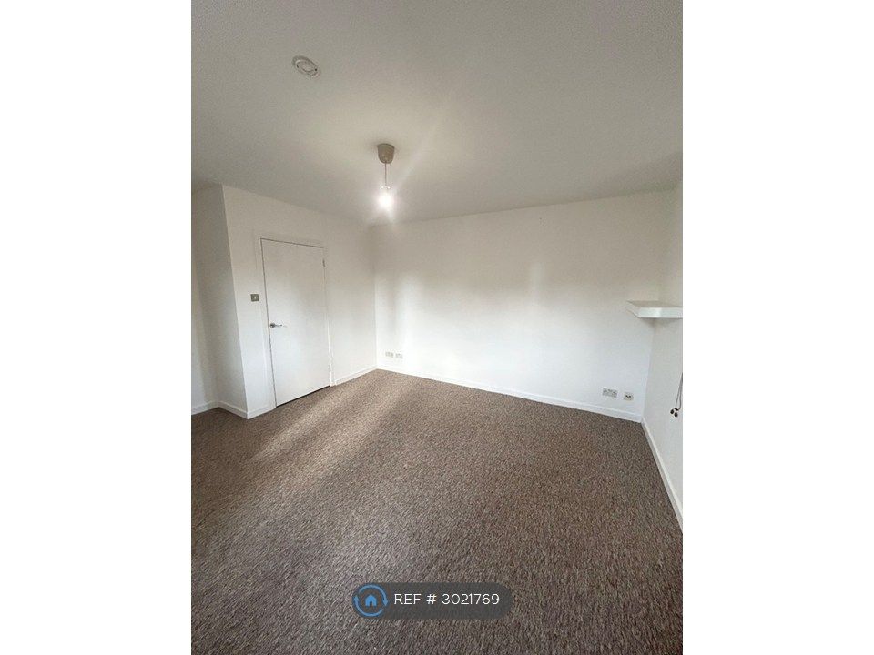 Property photo 1 of 5 Living Room Or Bedroom
