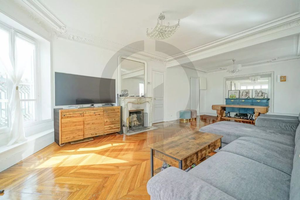 Property photo 1 of 15 Family Apartment - Bright With A Continuous Balcony – Charm Of The Old – Paris 8th