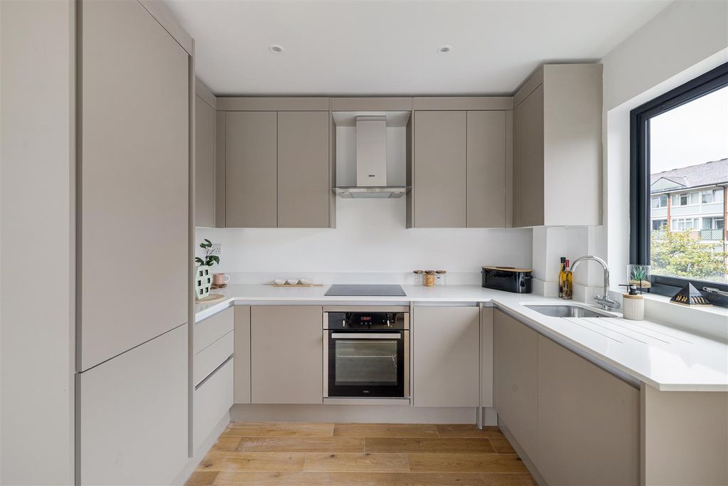 Property photo 2 of 20 Church Street, E15