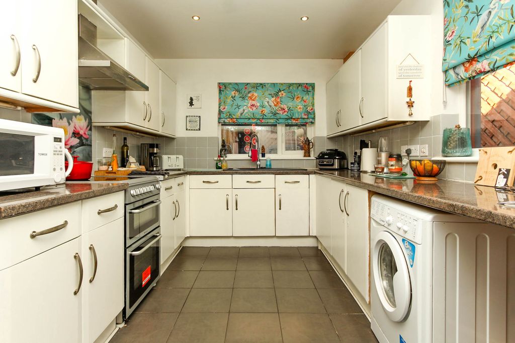 Property photo 2 of 8 Kitchen