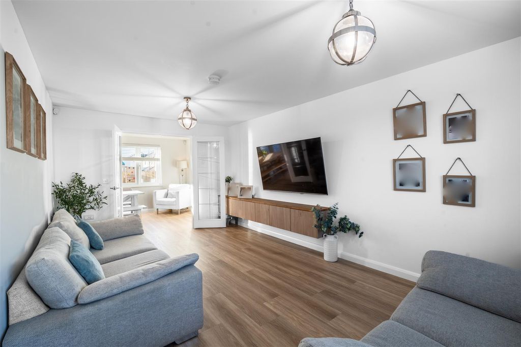 Property photo 2 of 22 Lounge.Jpg