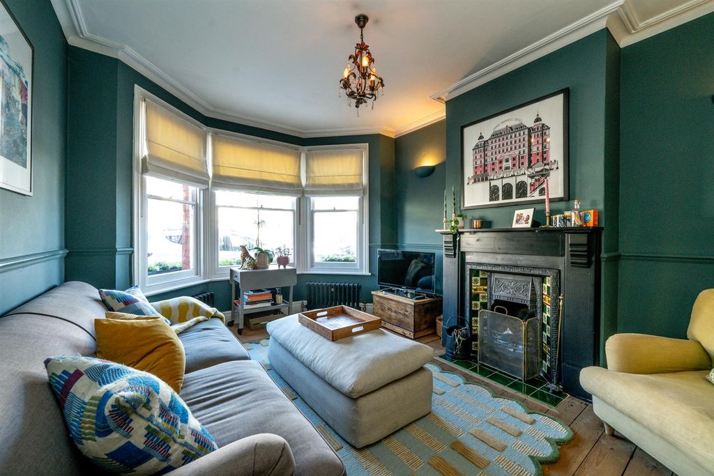 Property photo 2 of 30 92-Brampton-Road-1006.Jpg