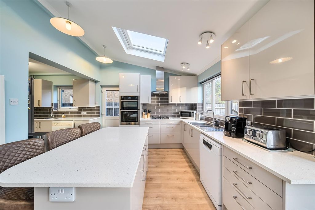 Property photo 2 of 11 Baldwins Lane - Kitchen Breakfast Room 2.Jpg