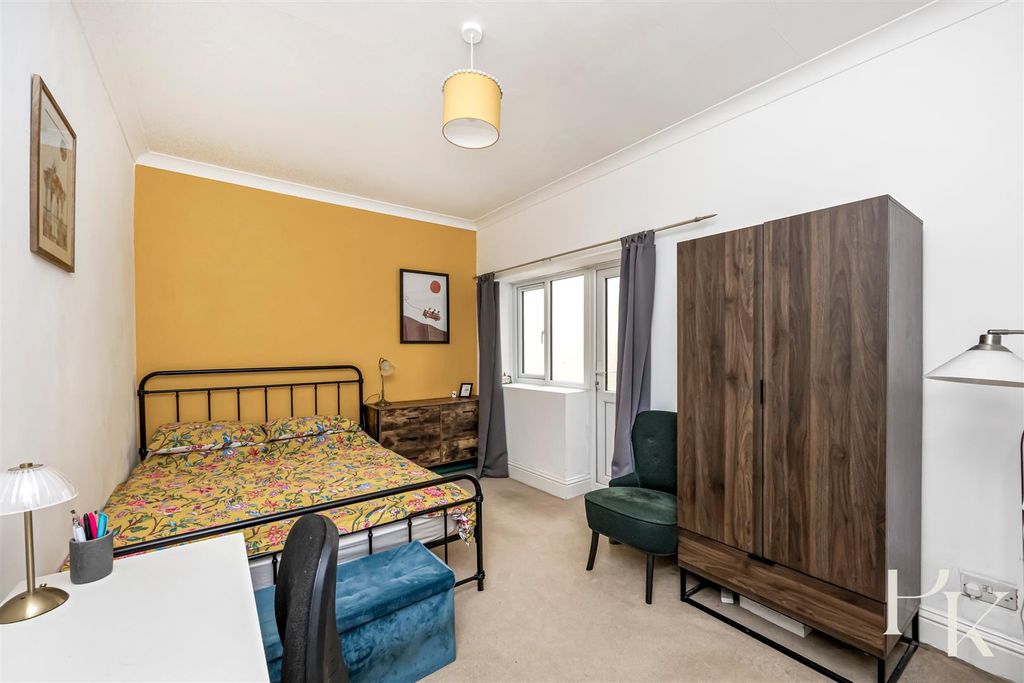 Property photo 3 of 18 Bedroom