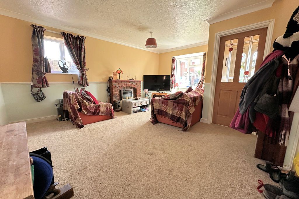 Property photo 3 of 20 Lounge