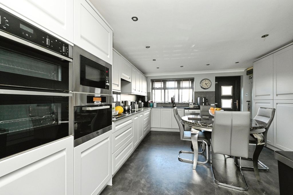 Property photo 3 of 17 Photo
