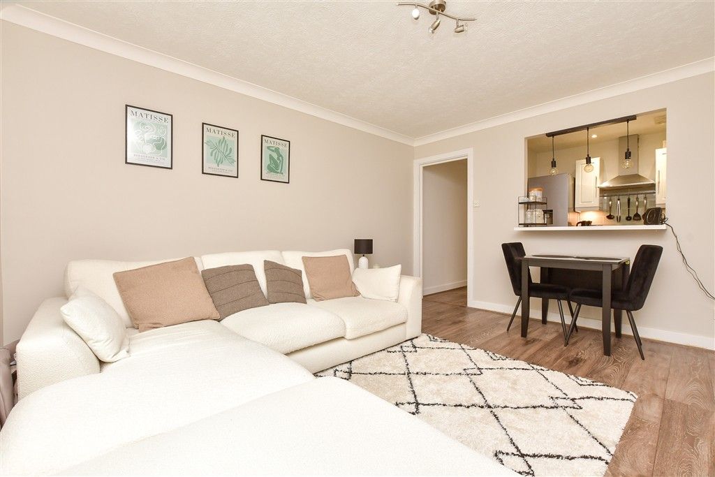 Property photo 2 of 11 Lounge