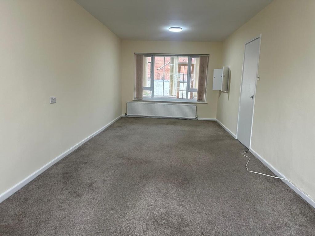 Property photo 3 of 10 Living Room