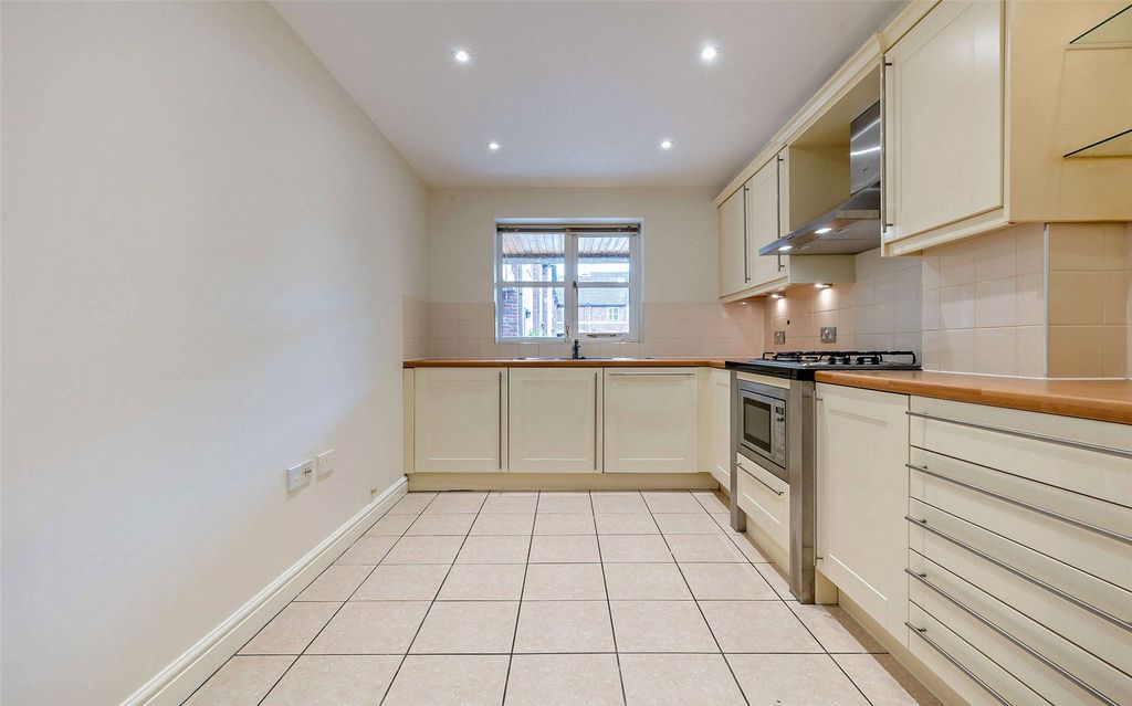 Property photo 3 of 18 Kitchen
