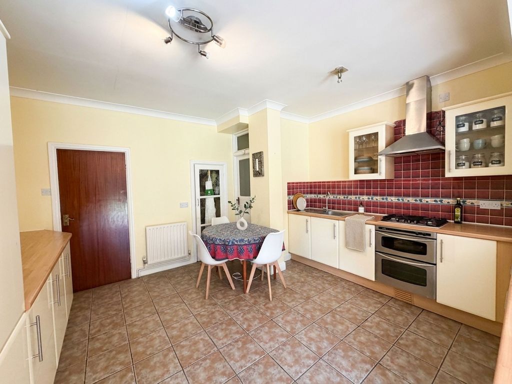 Property photo 3 of 22 Langley Crescent E11