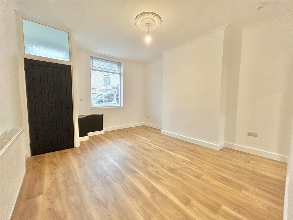 Property photo 2 of 19 Lounge.Jpg