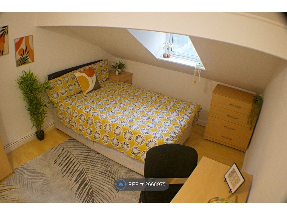 Property photo 1 of 17 Room 6