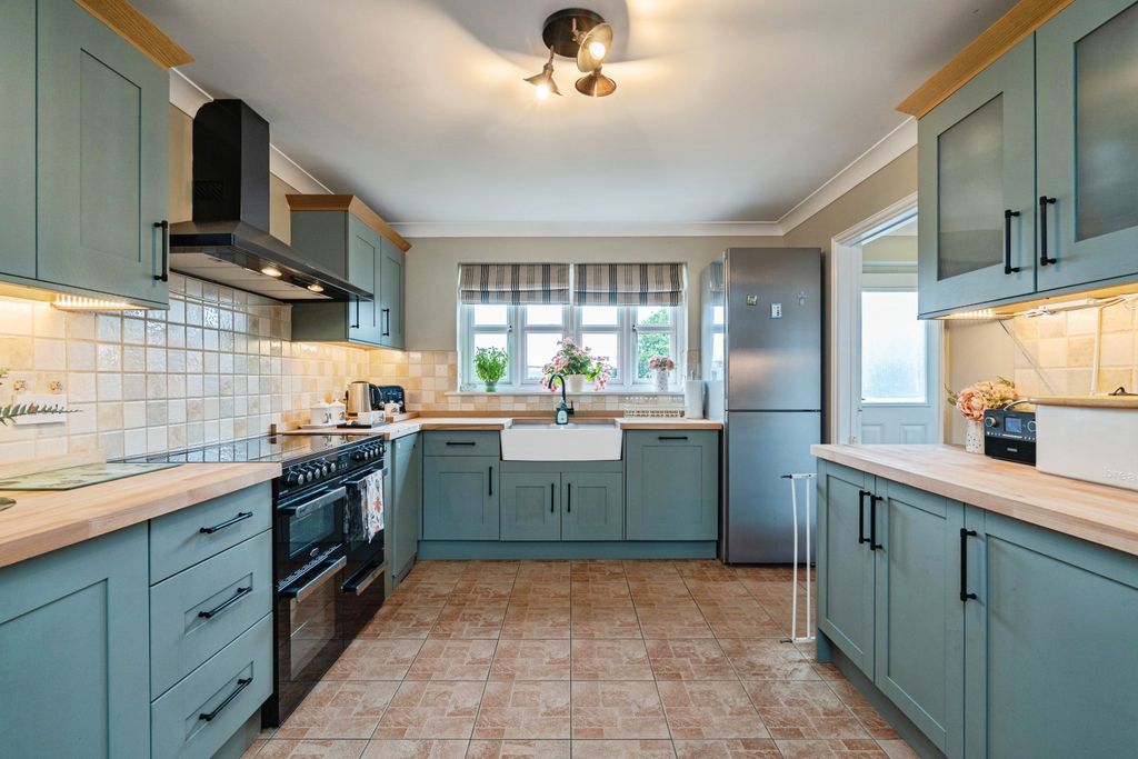Property photo 2 of 27 Kitchen